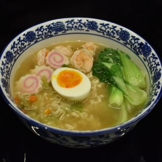Ramen in brodo con gamberi e verdure/196