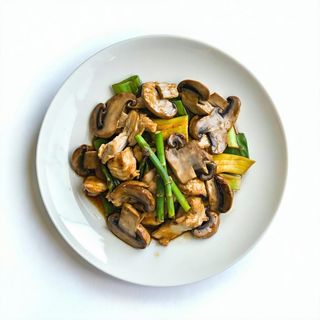 Pollo con funghi e germogli di bambù