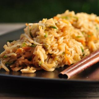 Riso saltato con carne, verdure e uova