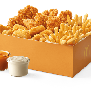 Chicken box mega 5 szt ( skrzydełka lub filet ) ,frytki, surówka, sos 