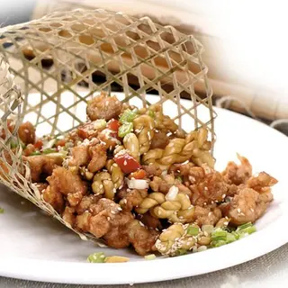 Cucurucho De Pollo Al Sésamo