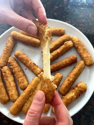 mozzarella stiks cu cartofi prajiti