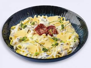 Спагеті з куркою і грибами