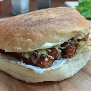 Kobasica u lepinji sa trapistom