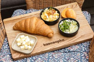 Сирний мус з креветками, скрамбл та круасан класичний (70/100/85г)