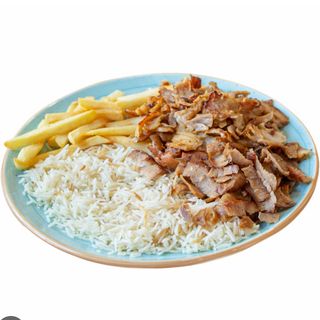 Plato kebab con patatas y arroz