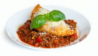 Pechuga de pollo empanada a la boloñesa