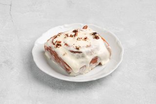 Булочка с корицей, сливочный крем, орех пекан