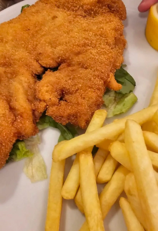 Cotoletta alla milanese con patatine fritte
