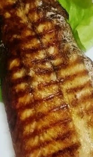 File de salau la gratar cu cartofi natur si mujdei