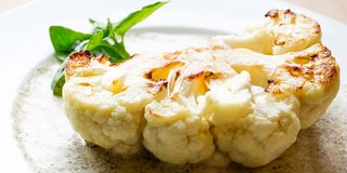 Стейк із цвітної капусти з трюфельним соусом