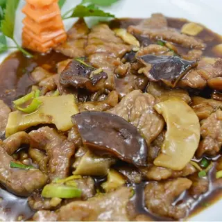 Cerdo Con Bambu Y Setas