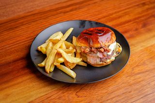 Burger Chimichurri con papas, bebida y Tarta de queso