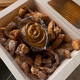 Iscas Crocantes de Pastel sabor churros açúcar e canela