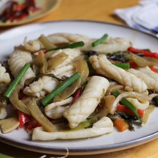 238. Calamari saltati con verdure miste