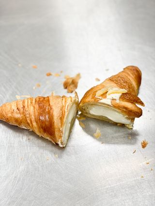 Croissant Relleno de Yuzu 