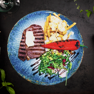 ANTRICOT DE VITA CU CARTOFI PRAJITI, SALATA SI PARMEZAN