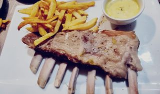 Costillas De Cerdo tiernas  con patatas fritas 