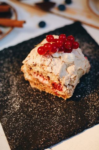 Фисташковый рулет с малиной