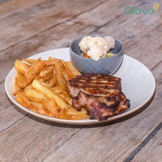 Ceafă de porc la grătar, cartofi prăjiți și murături