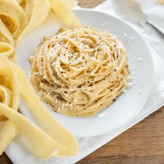 Spaghetti alla chitarra con guanciale, cacio e pepe