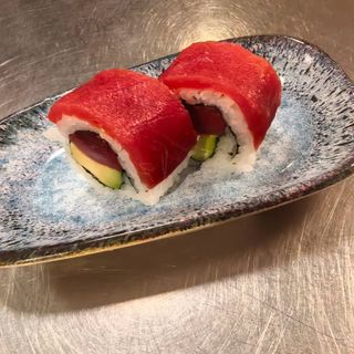 72. Atún uramaki roll