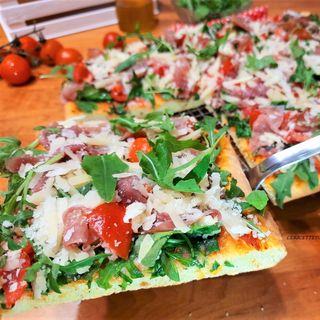 pinsa base margherita, rucola, pomodorini, crudo , stracciatella,