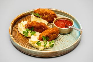 Chifteluţe cu piure şi sos