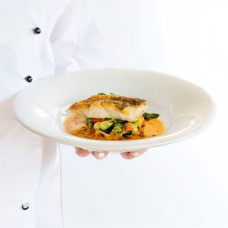 Філе судака з овочевим соте і креветковим соусом
