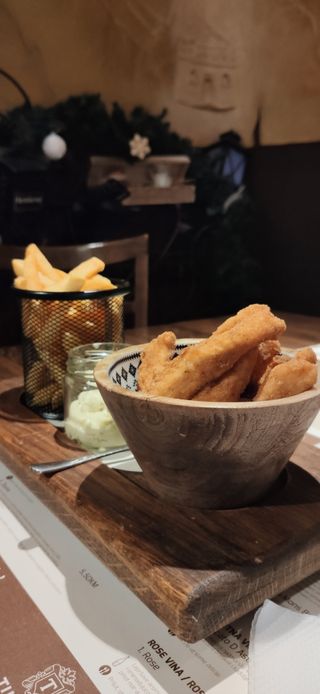 Pileći štapići sa pomfritom