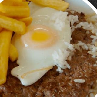 Prego à Convívio com Ovo e Batata Frita 