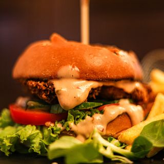 Burger cu piept de pui crispy