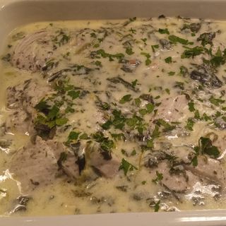 Pierś z kurczaka gotowana na parze pod sosem serowo szpinakowym