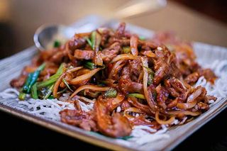 Spaghetti di riso con carne