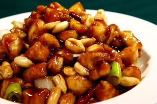 Svinjetina sa kikirikijem i povrćem 