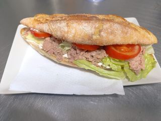 Bocadillo vegetal de atún