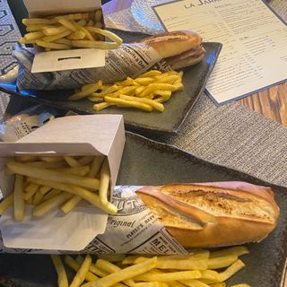 2 Serranitos de Pollo o Lomo con Patatas Fritas