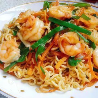 tallarines fritos con gambas