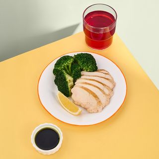 Броколі з цитриною та бальзамічним соусом, курка-сувід «Ципа на городі» та сезонний компот