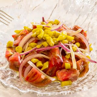 Tomate de la huerta  con piparras encurtidas