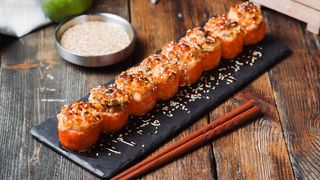 Запечённый ролл с моцареллой и угрем