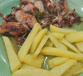 Chipirones Plancha Con Patatas Y Ensalada