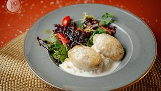 Пальпетте из индейки, фаршированные моцареллой, под сливочным соусом