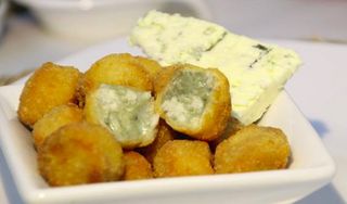 Ración De Bolitas De Roquefort Caseras Con Patatas