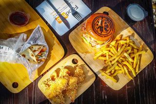 Свински бургер + пилешка тортила с корнфкейкс + хапки