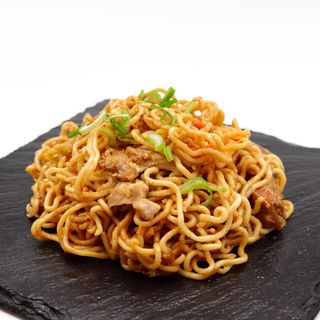 Yakisoba con pollo