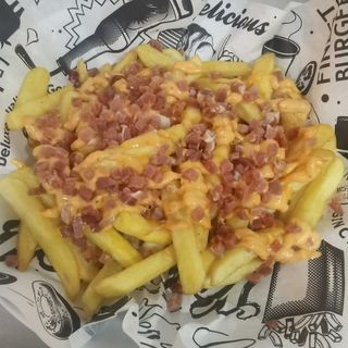 Papas frita con cheddar