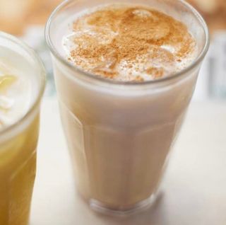 Iced cold brew coffee con caramello