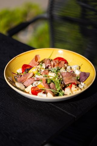 Салат з прошуто, дорблю та сиром халумі