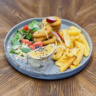 Inele de Calamar Pane cu Cartofi si Sos Aioli 